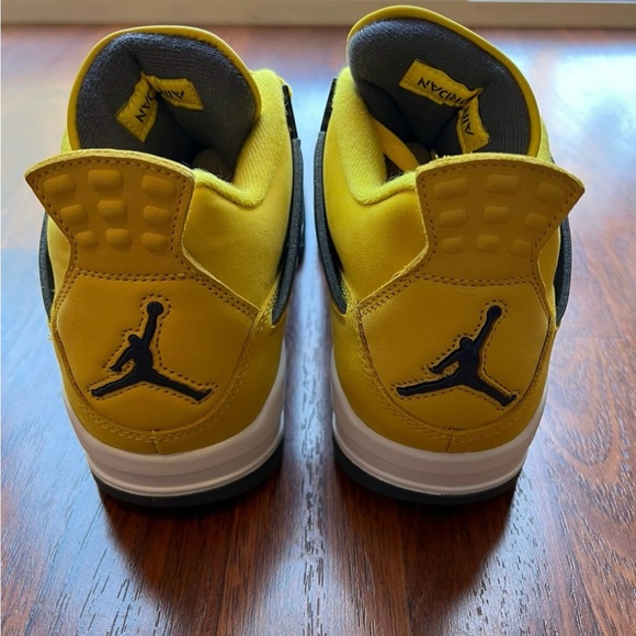 jordan retro 4 lightning size 9 new with box UPC00195238771454 - Picture 3 of 8